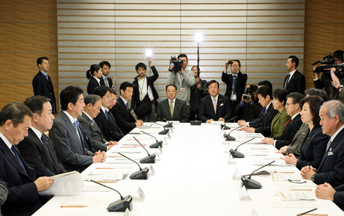 安倍总理在总理大臣官邸召开了第11次地方分权改革推进本部会议。