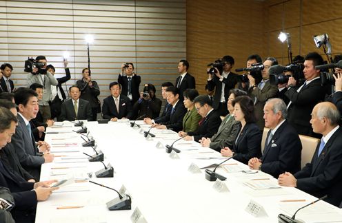 安倍总理在总理大臣官邸召开了第11次地方分权改革推进本部会议。