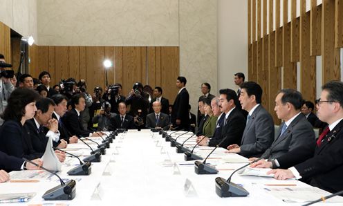 安倍总理在总理大臣官邸召开了第4次可持续发展目标（SDGs）推进本部会议。