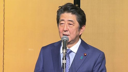 安倍总理出席了在东京都内举行的年终经济学家联谊会。