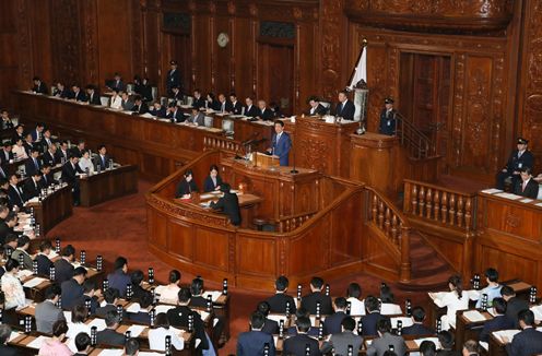 安倍总理在众议院全体会议及参议院全体会议上发表了第196届国会施政方针演说。