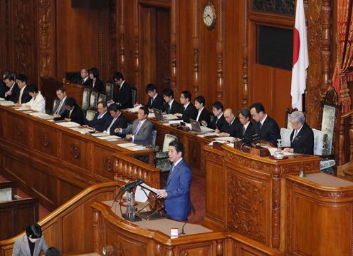 安倍总理在众议院全体会议及参议院全体会议上发表了第196届国会施政方针演说。