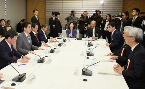 安倍总理在总理大臣官邸召开了2018年第1次经济财政咨询会议。