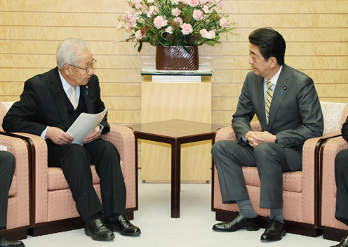 安倍总理在总理大臣官邸与被北朝鲜绑架受害者家属等见了面。