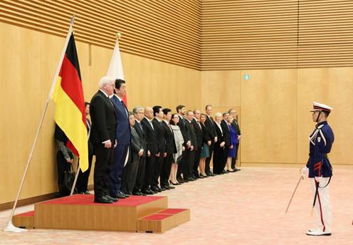 安倍总理在总理大臣官邸与德意志联邦共和国总统弗兰克-瓦尔特·施泰因迈尔举行了首脑会谈等。