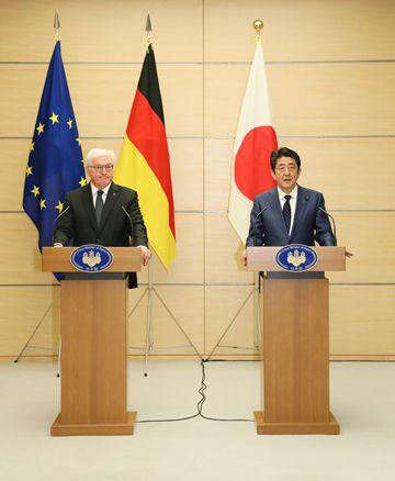 安倍总理在总理大臣官邸与德意志联邦共和国总统弗兰克-瓦尔特·施泰因迈尔举行了首脑会谈等。