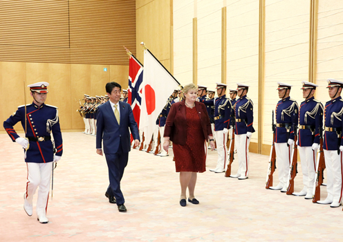 安倍总理在总理大臣官邸与挪威王国首相埃尔娜·索尔贝格举行了首脑会谈等。