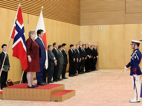安倍总理在总理大臣官邸与挪威王国首相埃尔娜·索尔贝格举行了首脑会谈等。