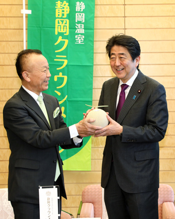 安倍总理在总理大臣官邸接受了纪念品静冈皇冠甜瓜。