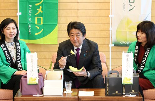 安倍总理在总理大臣官邸接受了纪念品静冈皇冠甜瓜。