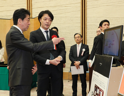 安倍总理在总理大臣官邸出席了第4届日本风险企业大奖表彰仪式。