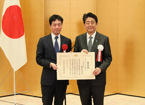 安倍总理在总理大臣官邸出席了第4届日本风险企业大奖表彰仪式。