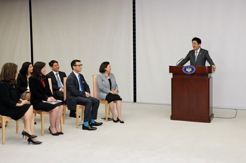 安倍总理在总理大臣官邸接受了应邀访日的美籍日裔领袖代表一行的拜会。