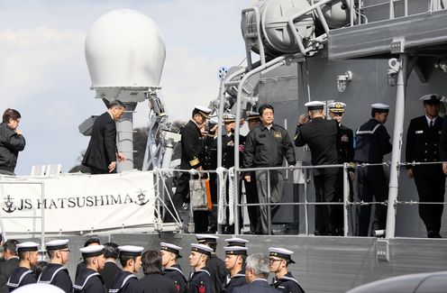 安倍总理视察了海上自卫队横须贺基地。
