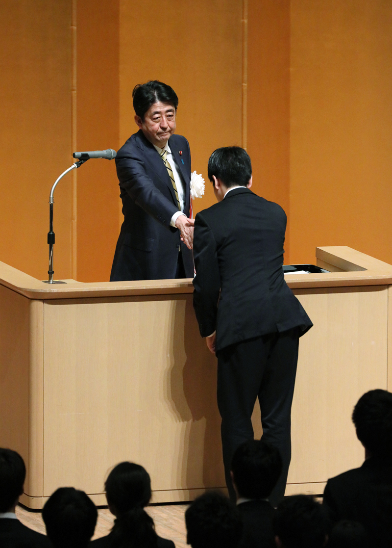 安倍总理出席了在东京都内举行的第52届国家公务员联合初任培训的开课仪式，并作了训示。