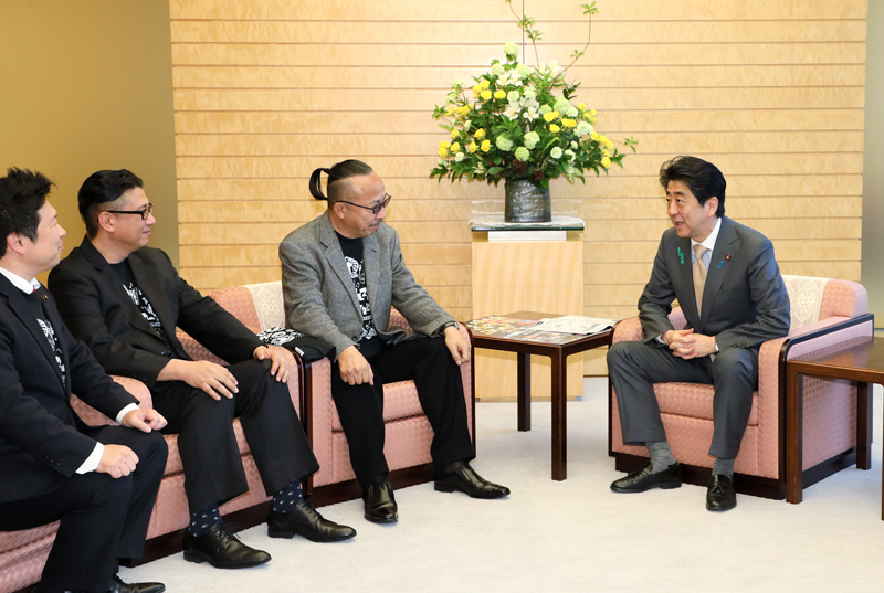 安倍总理在总理大臣官邸接受了高槻Jazz Street执行委员会一行的拜访。
