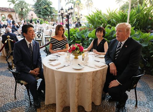 与特朗普总统夫妇共进晚餐