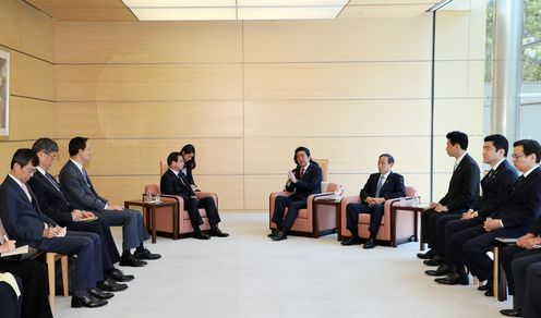 安倍总理在总理大臣官邸与大韩民国国家情报院院长徐薰举行了会谈。
