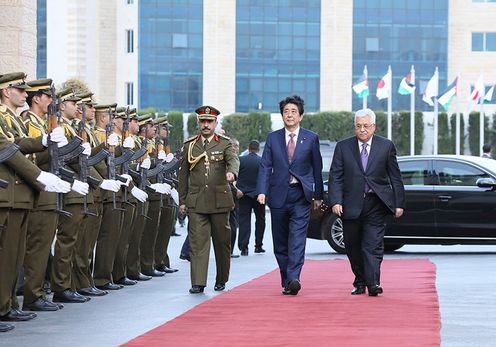 安倍总理受到巴勒斯坦总统阿巴斯的迎接