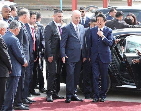 安倍总理受到巴勒斯坦首相哈姆迪拉的迎接