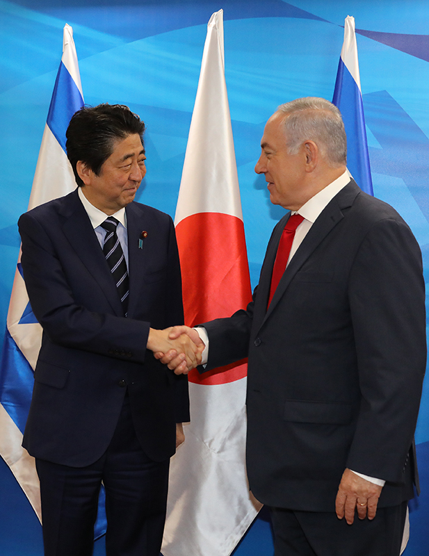 安倍总理受到以色列首相内塔尼亚胡的迎接