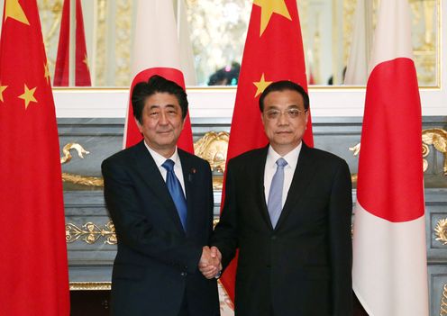 日中两国首脑握手