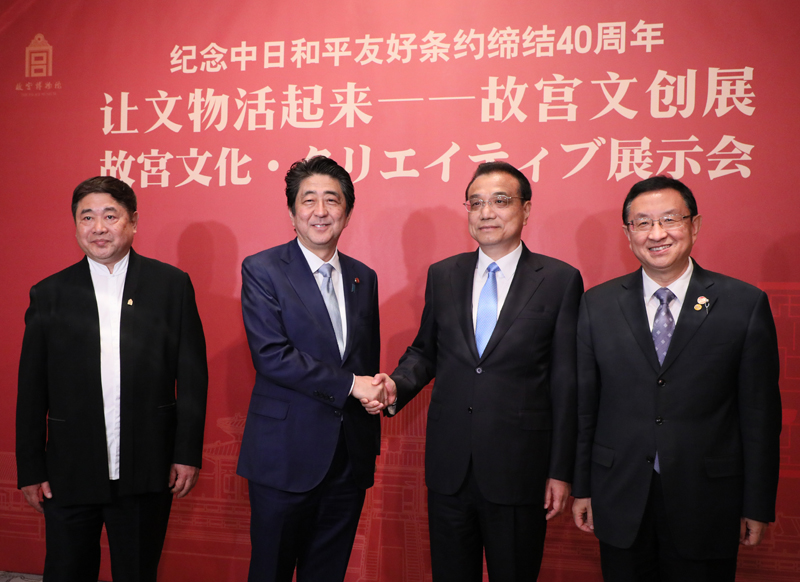 日中两国首脑在中华文化展上握手