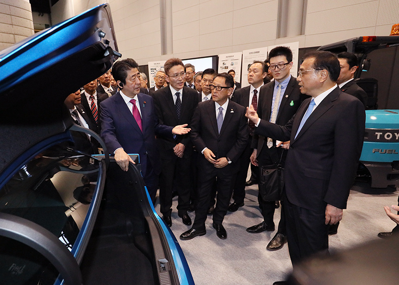 两国首脑参观汽车制造企业的工厂3