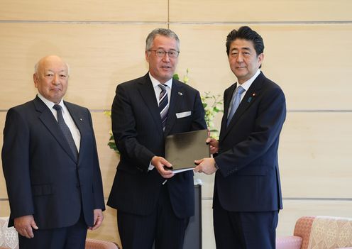 安倍总理在总理大臣官邸接受了日本・欧盟商业圆桌会议（BRT）的日方联合议长佃和夫、欧盟方代理联合议长里斯贝格等的拜会。