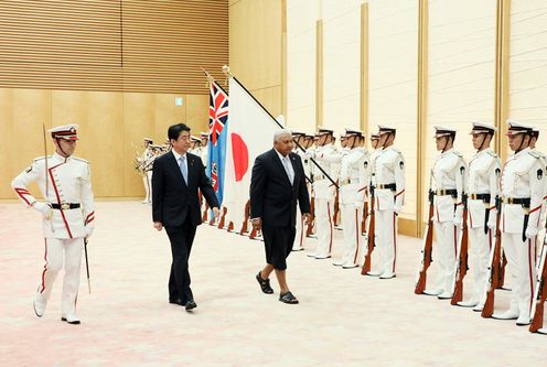 安倍总理在总理大臣官邸与斐济共和国首相乔萨亚·沃伦盖·姆拜尼马拉马举行了首脑会谈等。