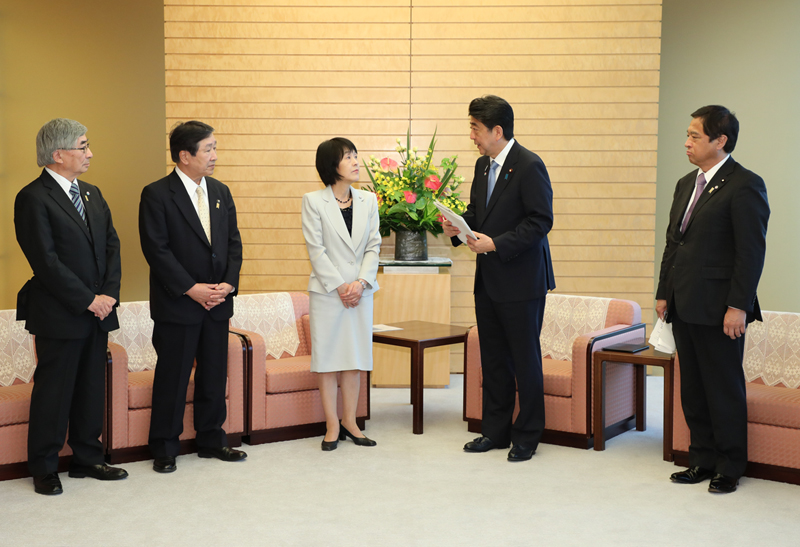 安倍总理在总理大臣官邸接受了会见北海道知事高桥春美等的拜访，并接收了有关北方领土问题的要求。