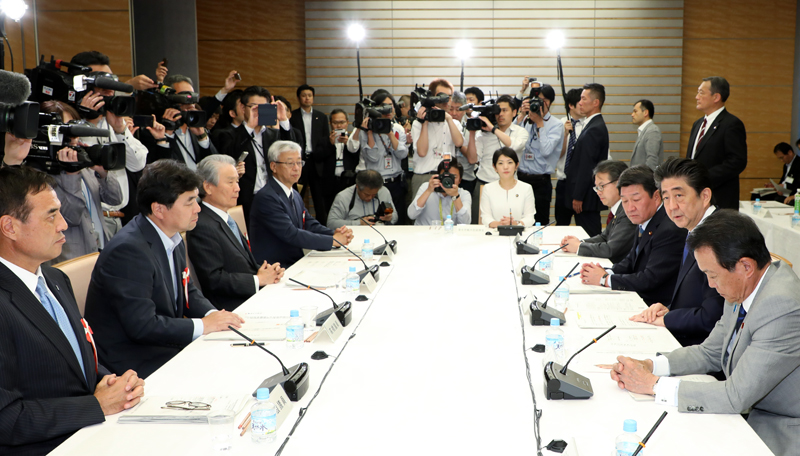 安倍总理在总理大臣官邸召开了2018年第6次经济财政咨询会议。