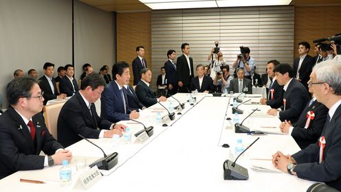 安倍总理在总理大臣官邸召开了2018年第7次经济财政咨询会议。