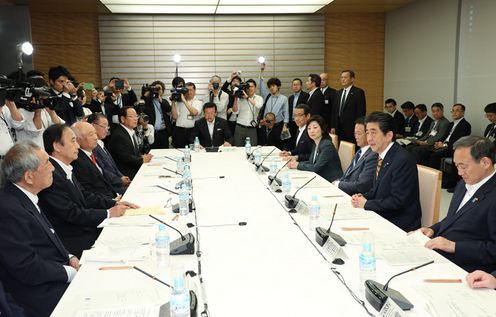 安倍总理在总理大臣官邸出席了2018年度第1次中央与地方协商会议。