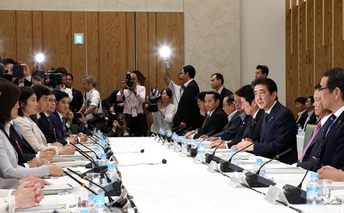 安倍总理在总理大臣官邸召开了第2次“日本一亿总活跃计划”后续会议。