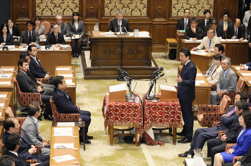 安倍总理在国家基本政策委员会联合审查会上进行了党首讨论。