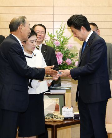 安倍总理在总理大臣官邸接受了箱根町长山口昇士及町议会议长冲津弘幸等的拜访。