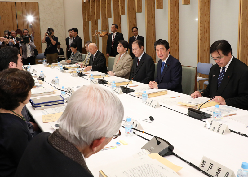 安倍总理在总理大臣官邸召开了第42次教育再生实行会议。