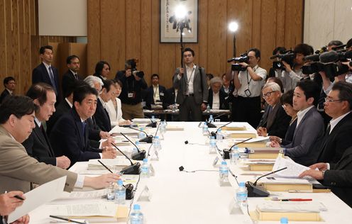 安倍总理在总理大臣官邸召开了第42次教育再生实行会议。