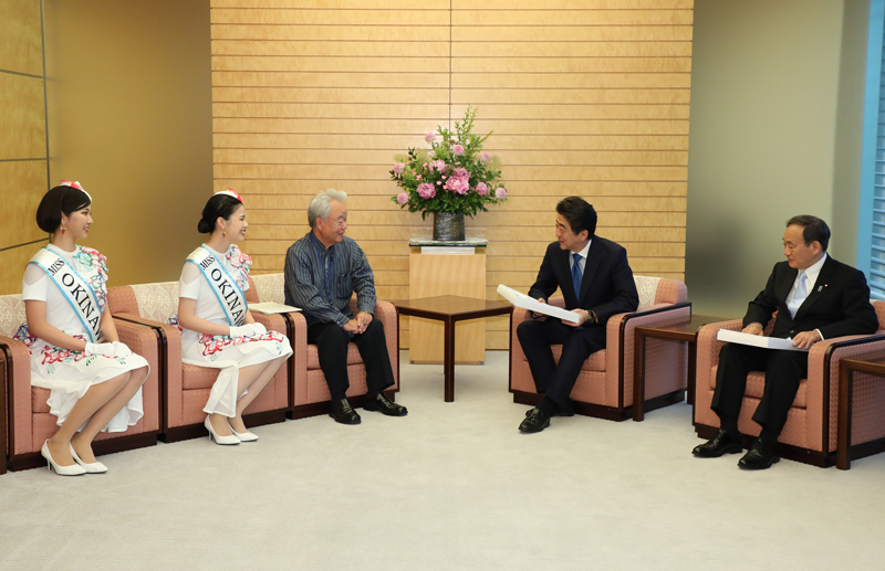安倍总理在总理大臣官邸接受了冲绳县副知事富川盛武赠送的“嘉利吉衬衣”。