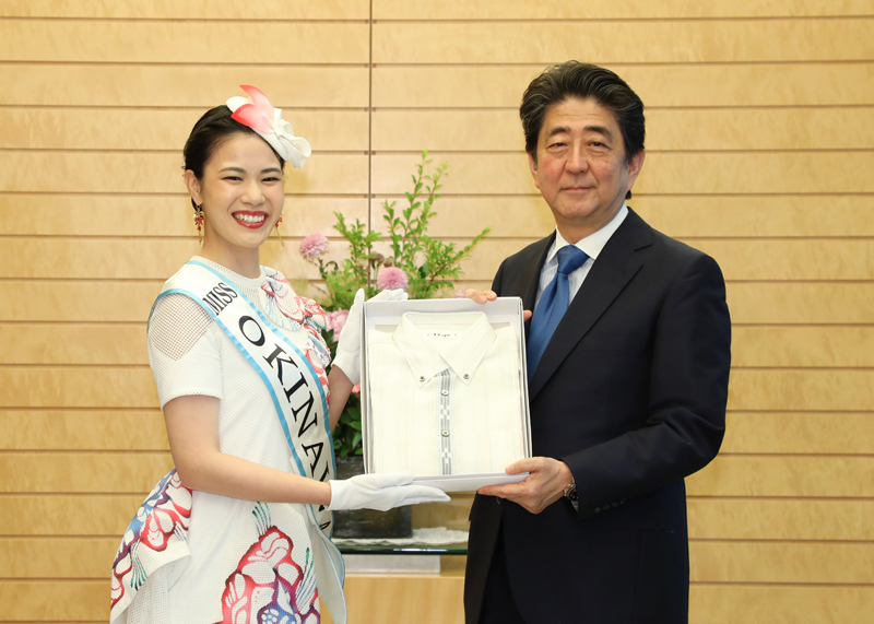 安倍总理在总理大臣官邸接受了冲绳县副知事富川盛武赠送的“嘉利吉衬衣”。