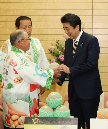 安倍总理在总理大臣官邸接受了茨城县鉾田市访问团的拜访。