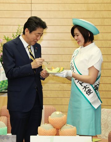 安倍总理在总理大臣官邸接受了茨城县鉾田市访问团的拜访。