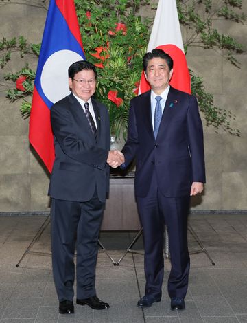 安倍总理在总理大臣官邸与老挝人民民主共和国首相通伦·西苏里举行了首脑会谈等。