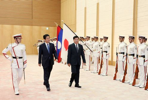 安倍总理在总理大臣官邸与老挝人民民主共和国首相通伦·西苏里举行了首脑会谈等。