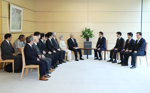 安倍总理在总理大臣官邸与被北朝鲜绑架受害者家属进行了会面。