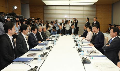 安倍总理在总理大臣官邸召开了第35次国家战略特别区域咨询会议。