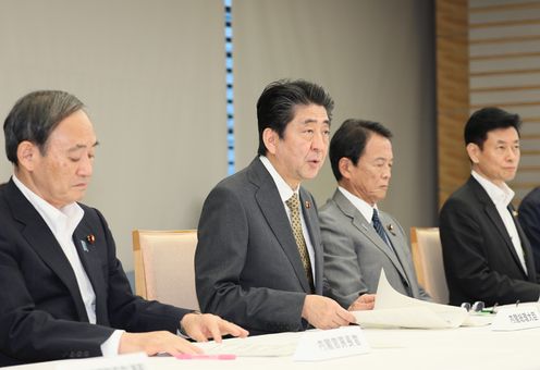 安倍总理在总理大臣官邸出席了有关震源位于大阪府北部的地震的相关阁僚会议。