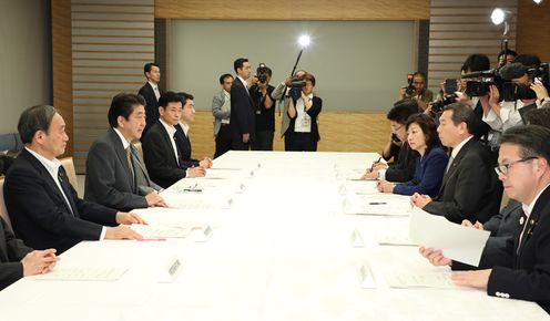 安倍总理在总理大臣官邸出席了有关震源位于大阪府北部的地震的相关阁僚会议。