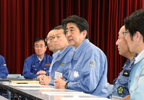 安倍总理为了视察震源位于大阪府北部的地震受灾状况，访问了大阪府。
